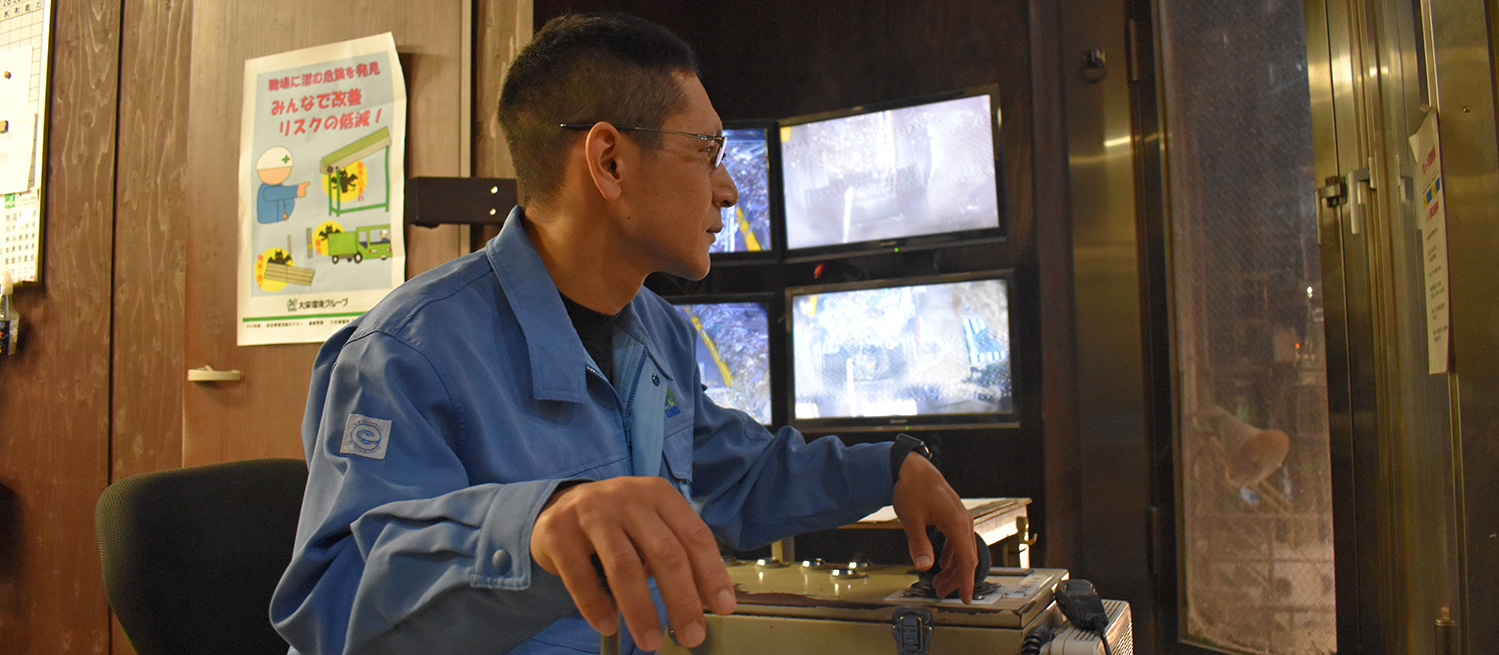 焼却プラント管理メンバー仕事中1