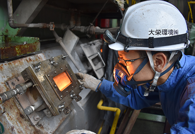 焼却プラント管理メンバー仕事中3