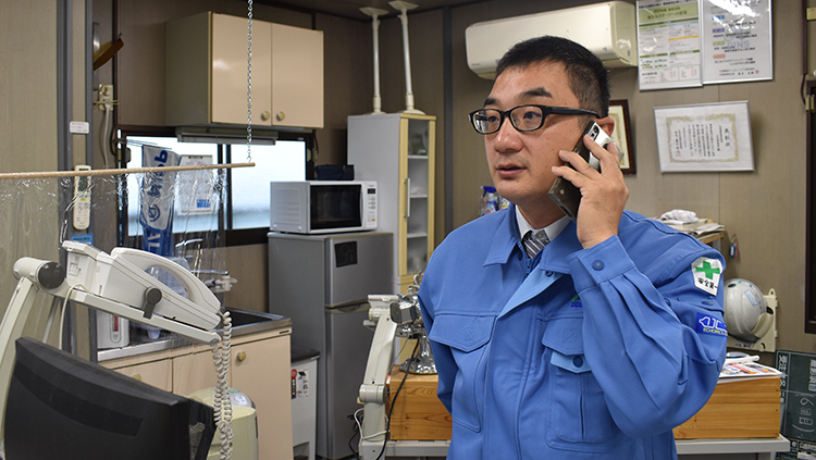 運輸部　運行管理課メンバー仕事中1