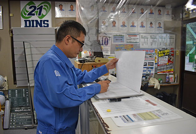 運輸部　運行管理課メンバー仕事中3